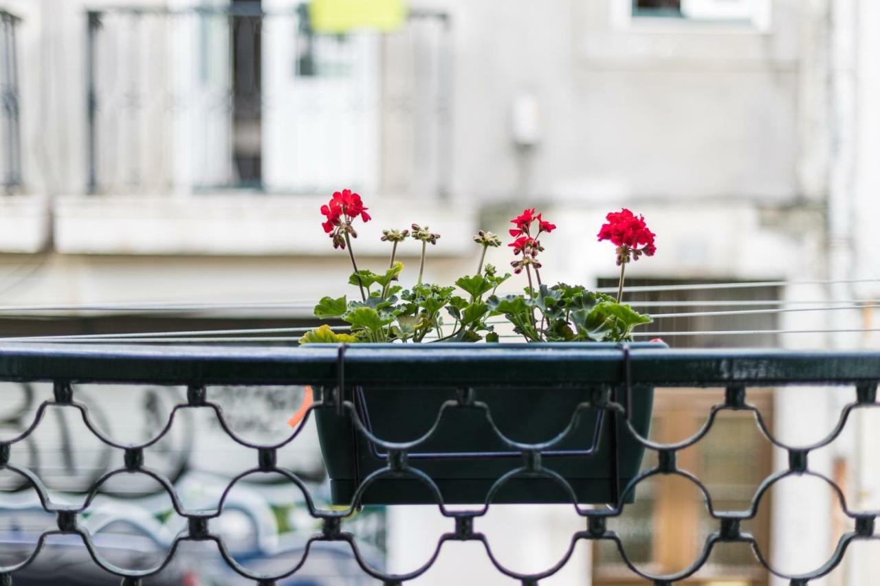 Charming Apartment Travessa Do Alcaide Lisbon Luaran gambar