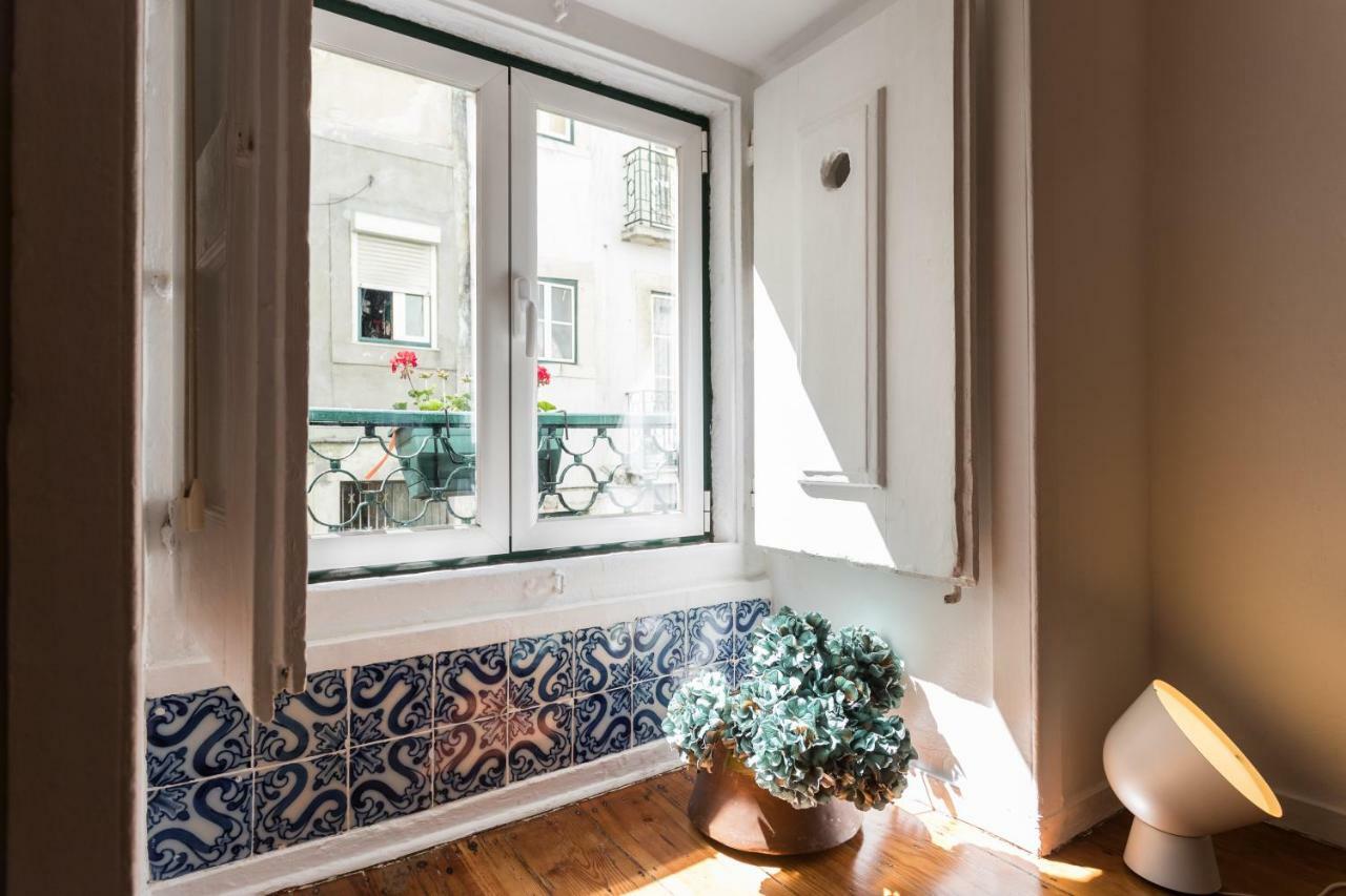 Charming Apartment Travessa Do Alcaide Lisbon Luaran gambar